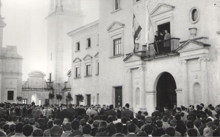 title="Izada de bandera década 1950"